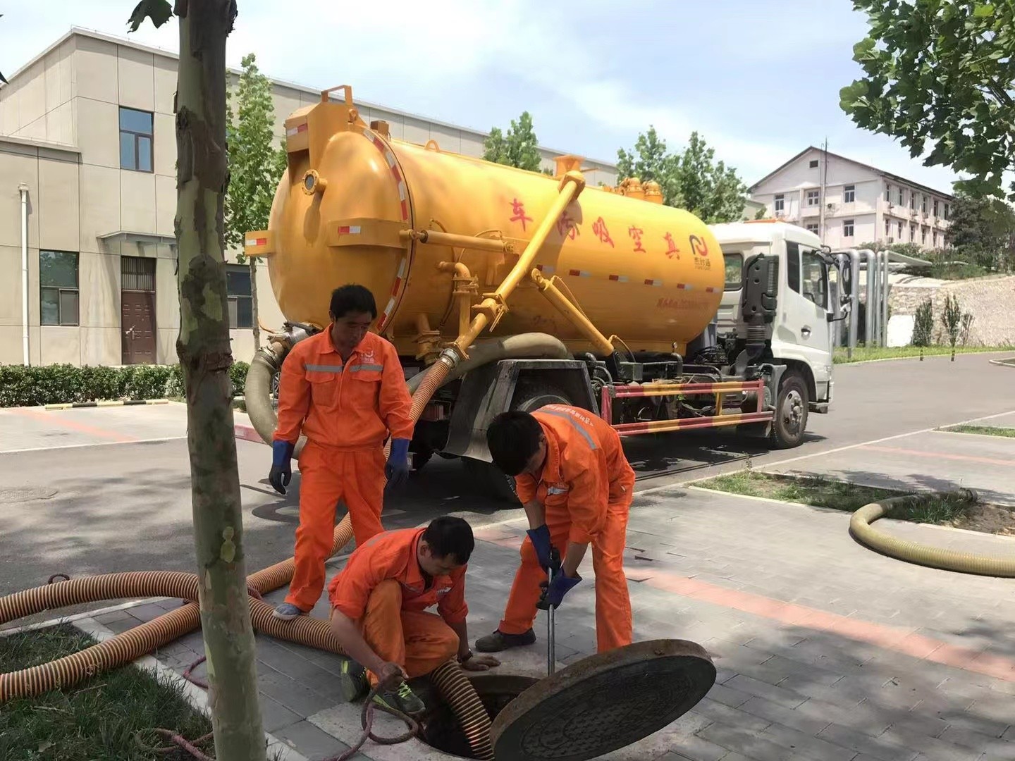 周村管道疏通车停在窨井附近