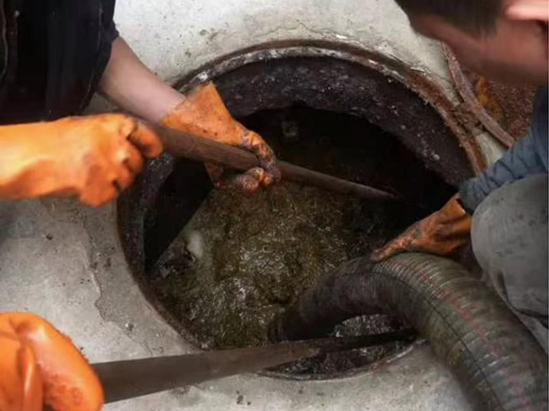 周村清理化粪池时如何避免沼气的危害？